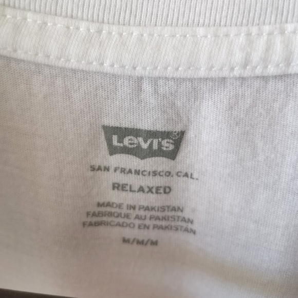 LEVI’S® CHEST BOXTAB LOGO TEE SHIRT - (M) - Picture 7 of 10